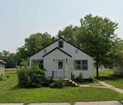 304 S Wisconsin St in Mitchell, SD - Building Photo
