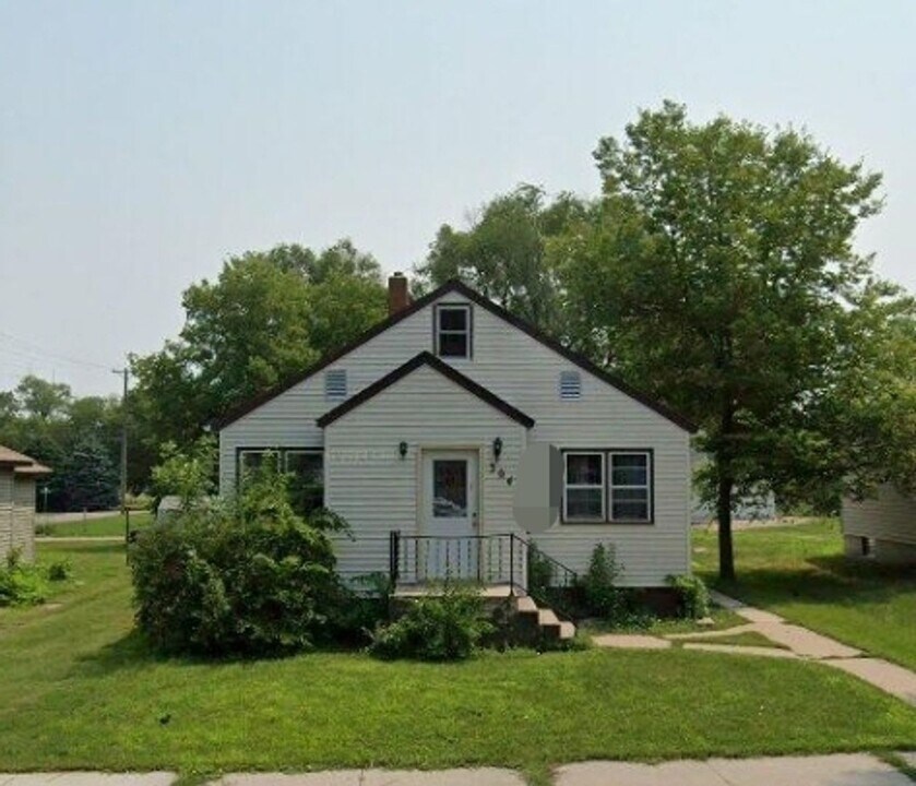 304 S Wisconsin St, Unit Basement Apartment in Mitchell, SD - Building Photo