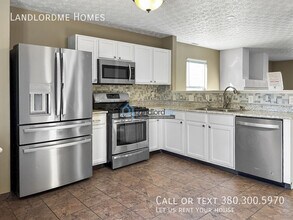 8111 Royal Elm Dr in Blacklick, OH - Building Photo - Building Photo