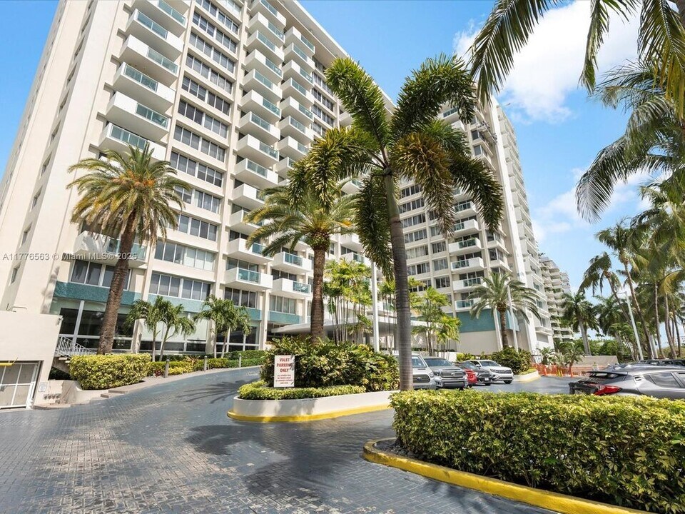 1200 West Ave in Miami Beach, FL - Building Photo