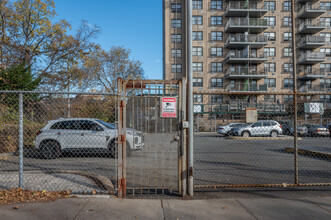 Hugh Grant Gardens in Bronx, NY - Foto de edificio - Building Photo