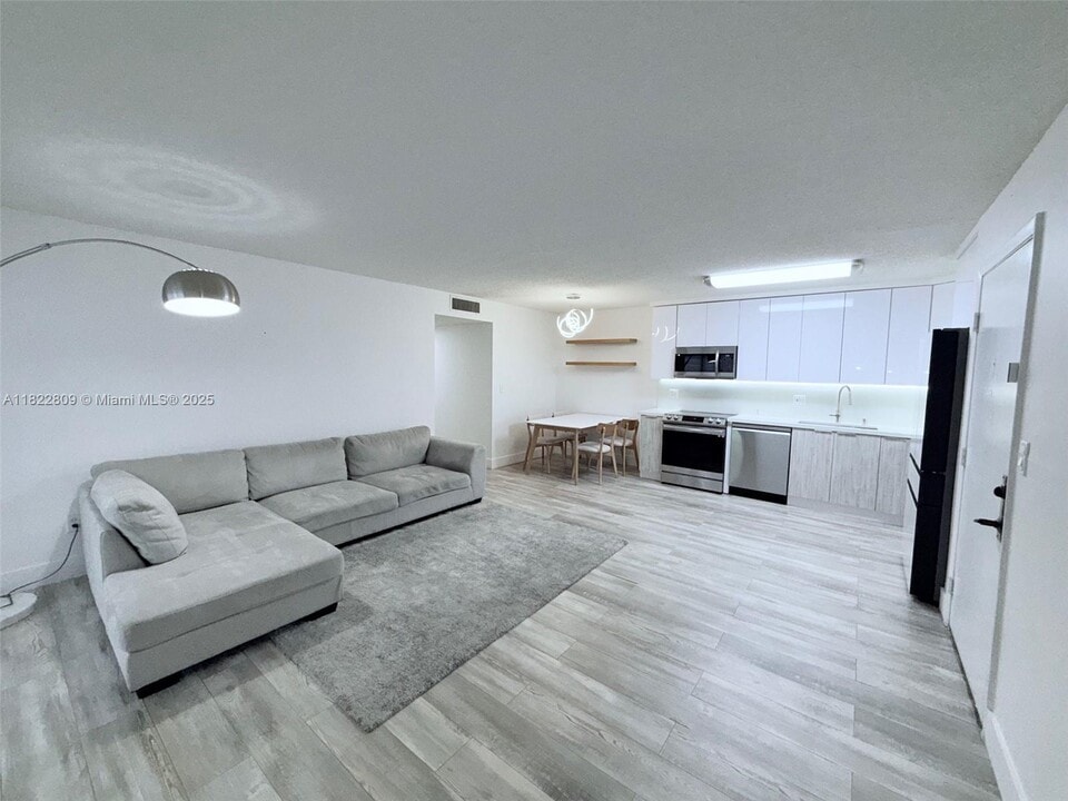 9352 S Belfort Cir in Tamarac, FL - Building Photo