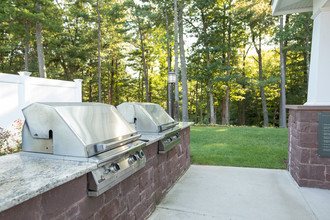 Highcroft Apartment Homes Phase II in Weatogue, CT - Foto de edificio - Building Photo
