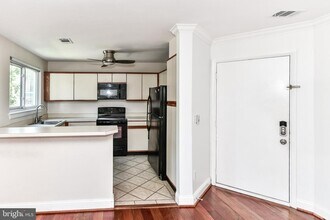 11729 Summerchase Cir-Unit -1729A in Reston, VA - Foto de edificio - Building Photo