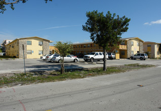 1085 W 76th St in Hialeah, FL - Foto de edificio - Building Photo