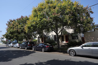 7915 Oakwood Ave in Los Angeles, CA - Building Photo - Building Photo