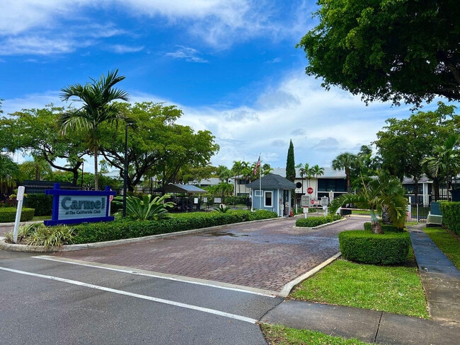 911 NE 199th St in Miami, FL - Building Photo - Building Photo