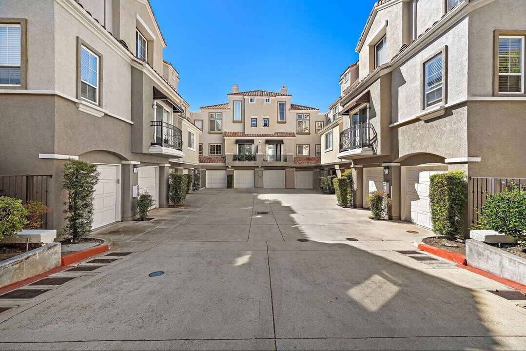 15 Vía Pamplona in Rancho Santa Margarita, CA - Building Photo