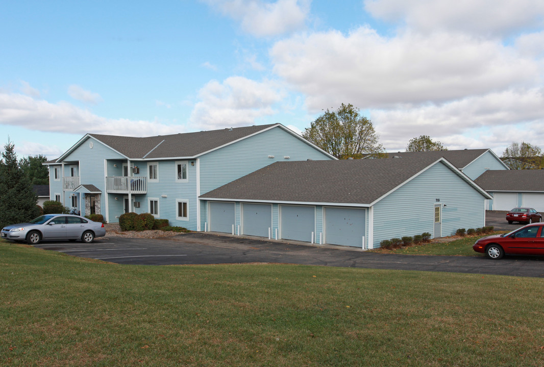 715 Shane Park Cir in Prescott, WI - Foto de edificio