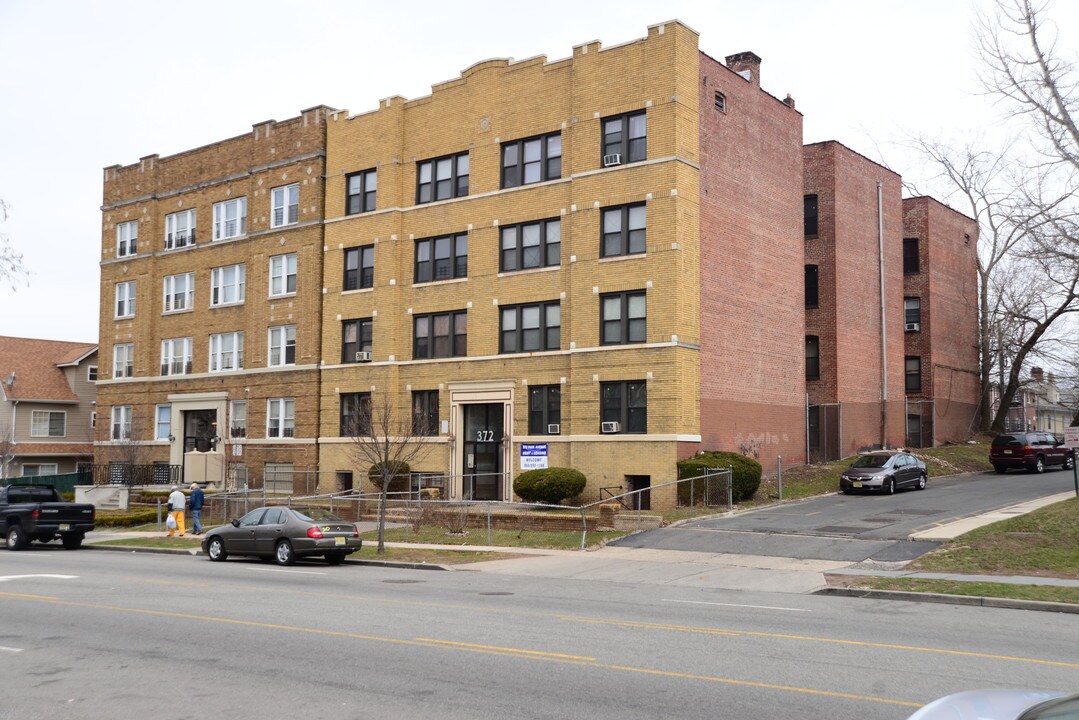 372 Park Ave in East Orange, NJ - Foto de edificio