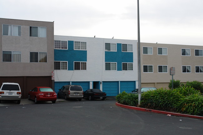 316 Susie Way in South San Francisco, CA - Foto de edificio - Building Photo