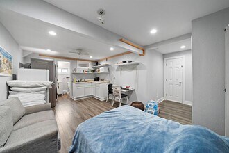 609 Sealy Ave-Unit -5 in Galveston, TX - Building Photo - Building Photo