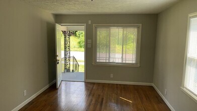 250 E Parkwood Dr in Dayton, OH - Building Photo - Building Photo