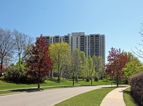 Crestview Place I in Toronto, ON - Building Photo
