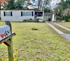 604 N Kentucky Ave in DeLand, FL - Building Photo