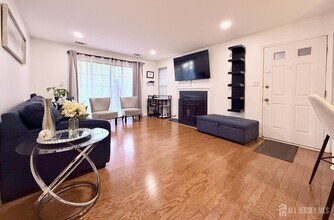 76 Crosspointe Dr in East Brunswick, NJ - Building Photo - Building Photo