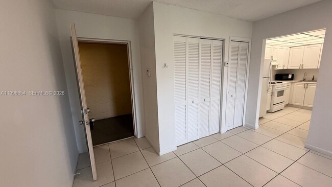 17530 NW 68th Ave in Hialeah, FL - Foto de edificio - Building Photo