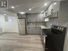 4 Cutters Crescent in Brampton, ON - Building Photo - Building Photo