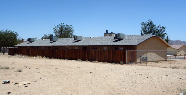 15406 Straight Arrow Rd in Apple Valley, CA - Building Photo - Building Photo