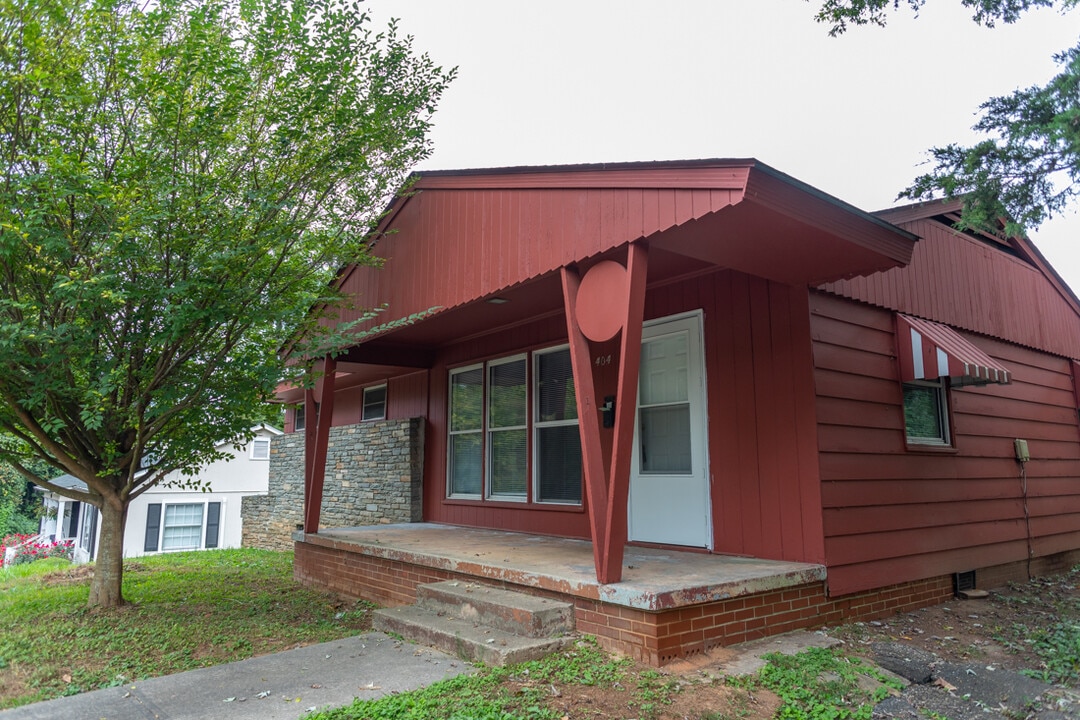 404 N College St in Morganton, NC - Building Photo