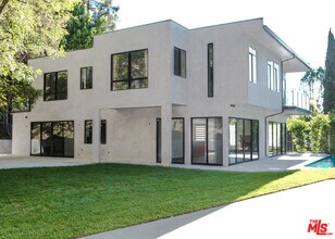 11200 Dona Lola Dr in Los Angeles, CA - Building Photo - Building Photo