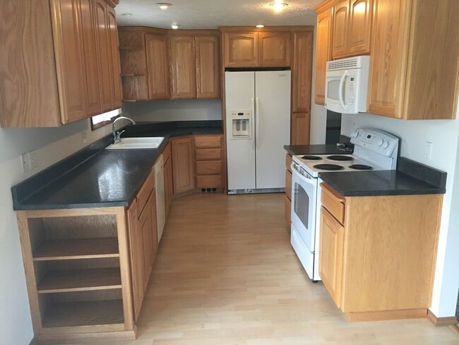 property at 606 W Elwood Ct