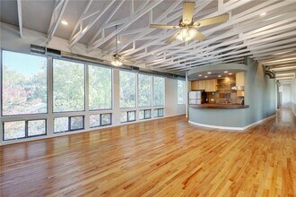1308 W N Loop Blvd in Austin, TX - Foto de edificio - Building Photo