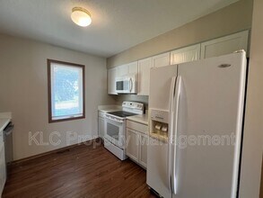 9613 Dennis Dr in Urbandale, IA - Building Photo - Building Photo