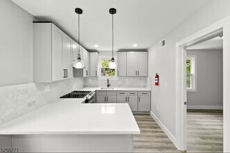 654 S 12th St, Unit 2nd Floor in Newark, NJ - Building Photo - Building Photo