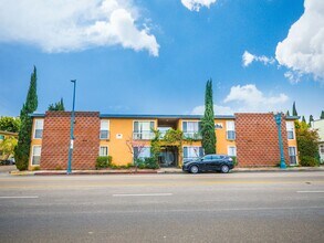 10736 Magnolia Blvd in North Hollywood, CA - Building Photo - Building Photo