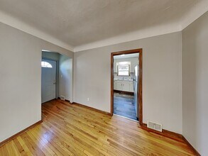 1946 Cottage Ave E in St. Paul, MN - Building Photo - Building Photo