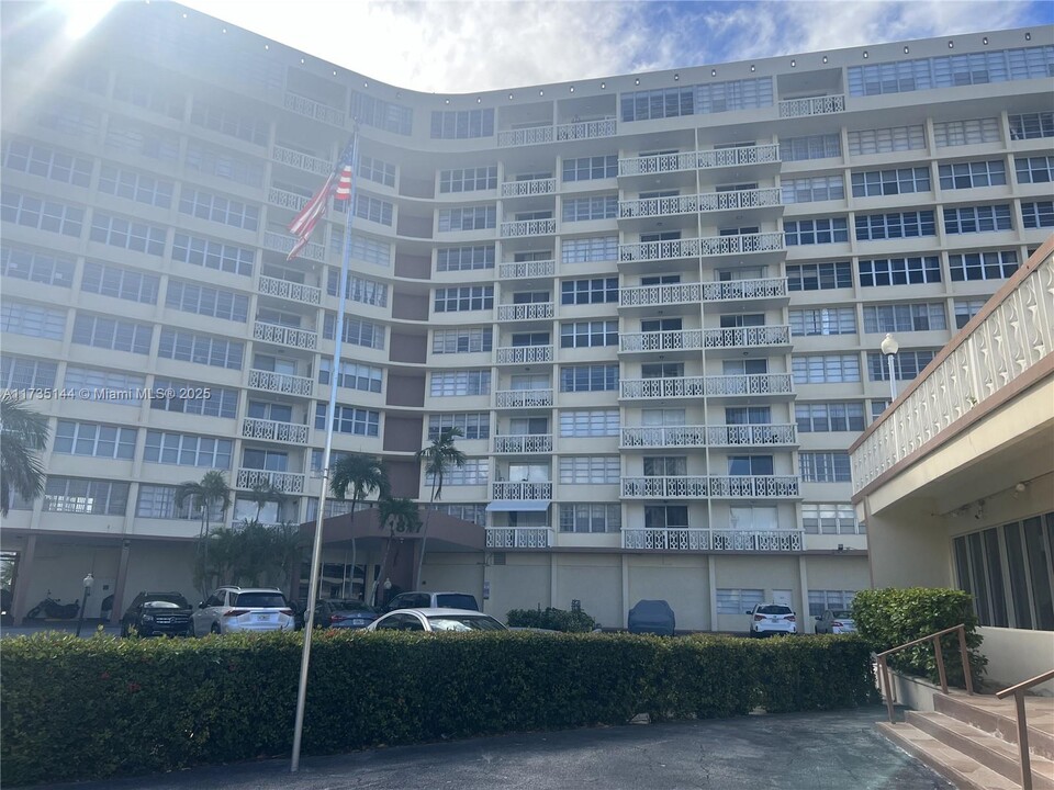 1817 S Ocean Dr, Unit 718 in Hallandale Beach, FL - Building Photo