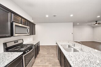 40522 Winter Grass Bnd in Magnolia, TX - Building Photo - Building Photo