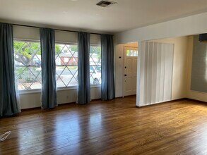 6461 Gaviota Ave in Lake Balboa, CA - Building Photo - Building Photo