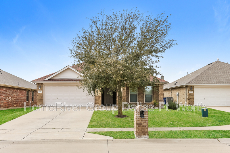 241 Old Spanish Trail in Waxahachie, TX - Building Photo