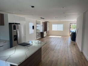 7051 Garden Grove Ave in Reseda, CA - Foto de edificio - Building Photo