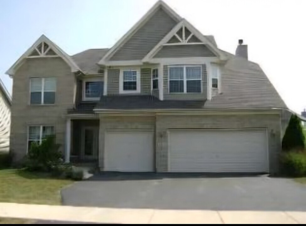 165 Fieldcrest Dr in Bartlett, IL - Building Photo