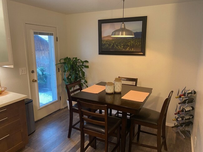 3936 S 2300 E in Holladay, UT - Foto de edificio - Building Photo