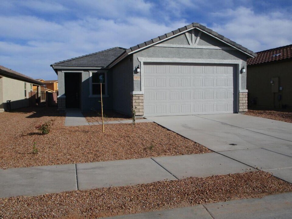8015 S Golden Bell Dr in Tucson, AZ - Building Photo