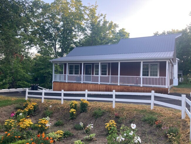 6 French St in Hadley, MA - Foto de edificio - Building Photo