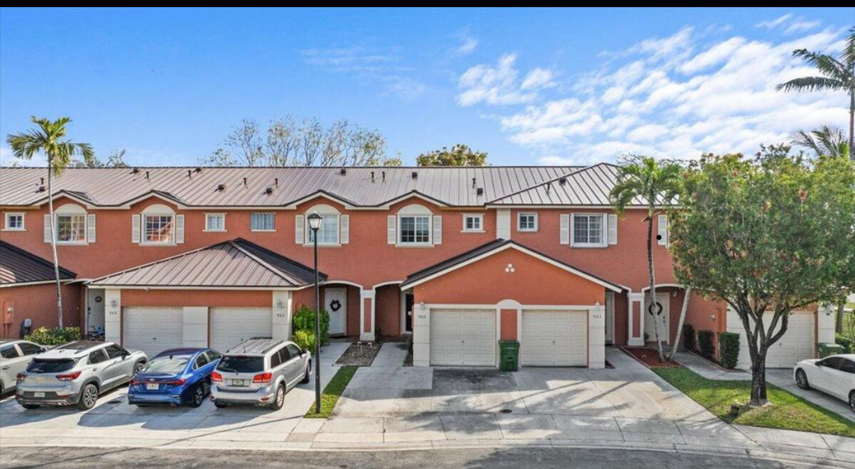 1106 NW 100th Ave, Unit Monte Carlo in Pembroke Pines, FL - Foto de edificio