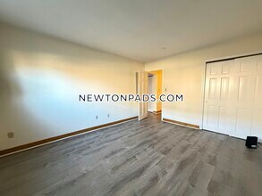 286 Grove St, Unit 3 in Auburndale, MA - Building Photo - Building Photo