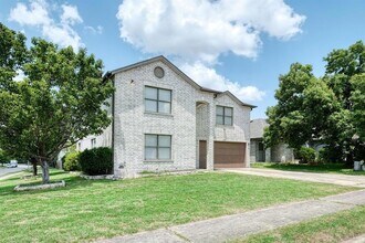 2801 Adelen Ln in Round Rock, TX - Foto de edificio - Building Photo