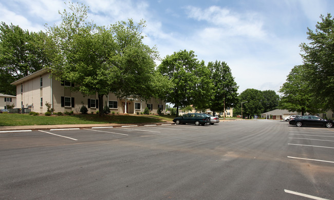 The Oaks at Silver Ridge in High Point, NC - Foto de edificio - Building Photo