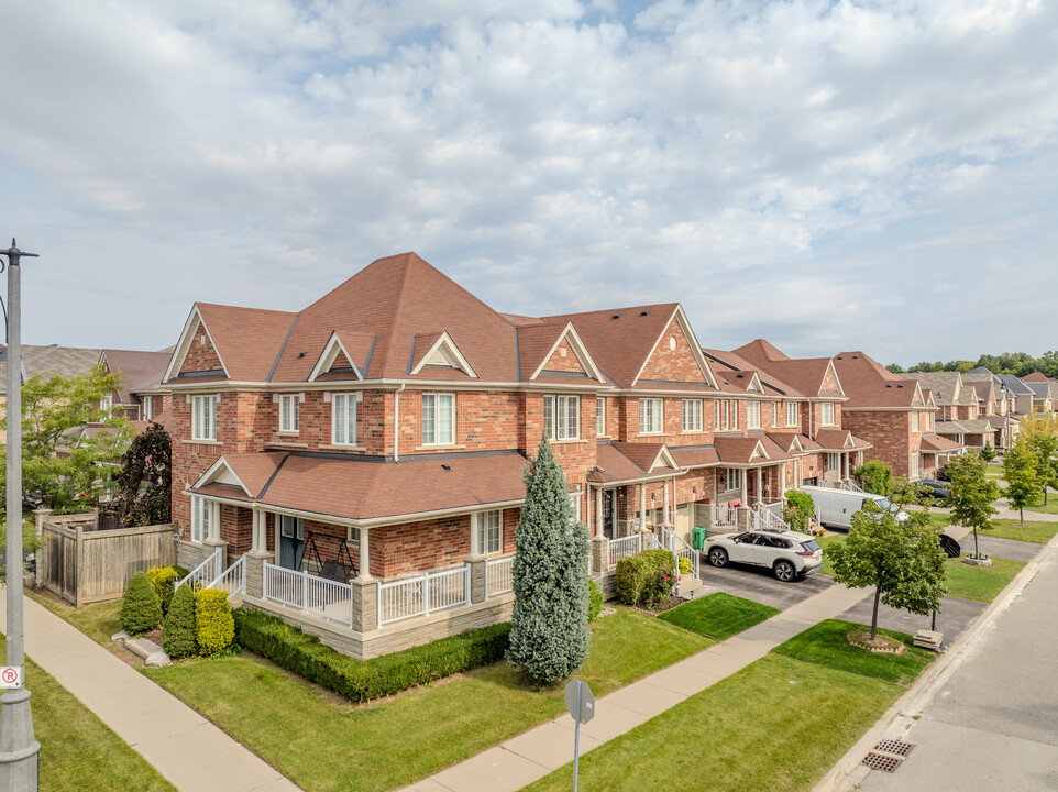 34 Plentywood Dr in Brampton, ON - Building Photo