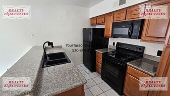 1664 W Park Wood Ln in Tucson, AZ - Building Photo