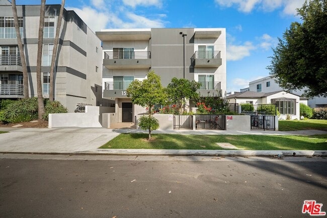 property at 1530 S Hayworth Ave