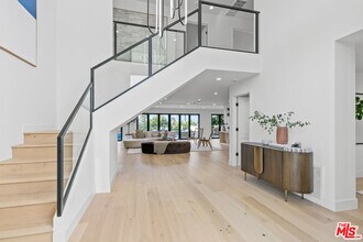 18101 Green Meadow Dr in Los Angeles, CA - Building Photo - Building Photo