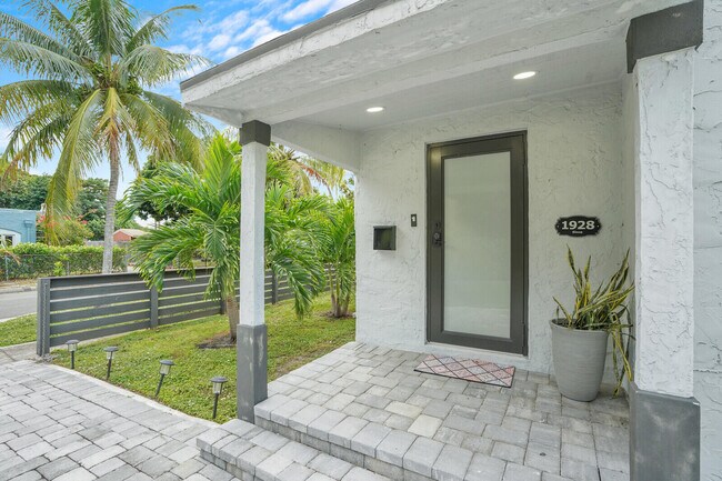 727 Fernwood Dr in West Palm Beach, FL - Building Photo - Building Photo