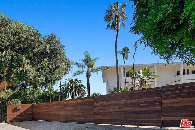 27400 Pacific Coast Hwy, Unit 108 in Malibu, CA - Building Photo - Building Photo
